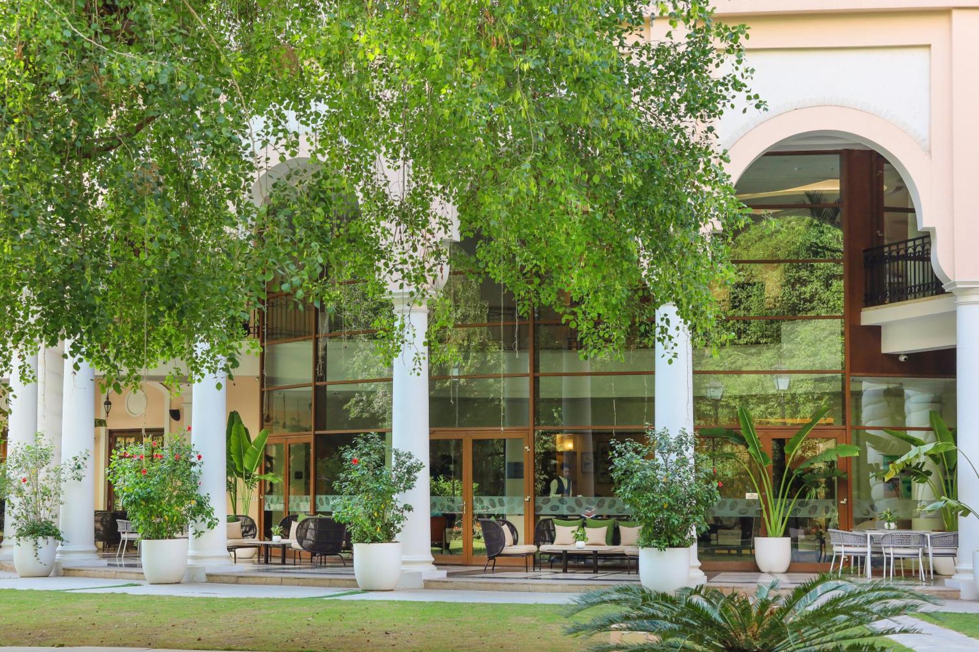 Отель Dlf Club 5 Гургаон Экстерьер фото